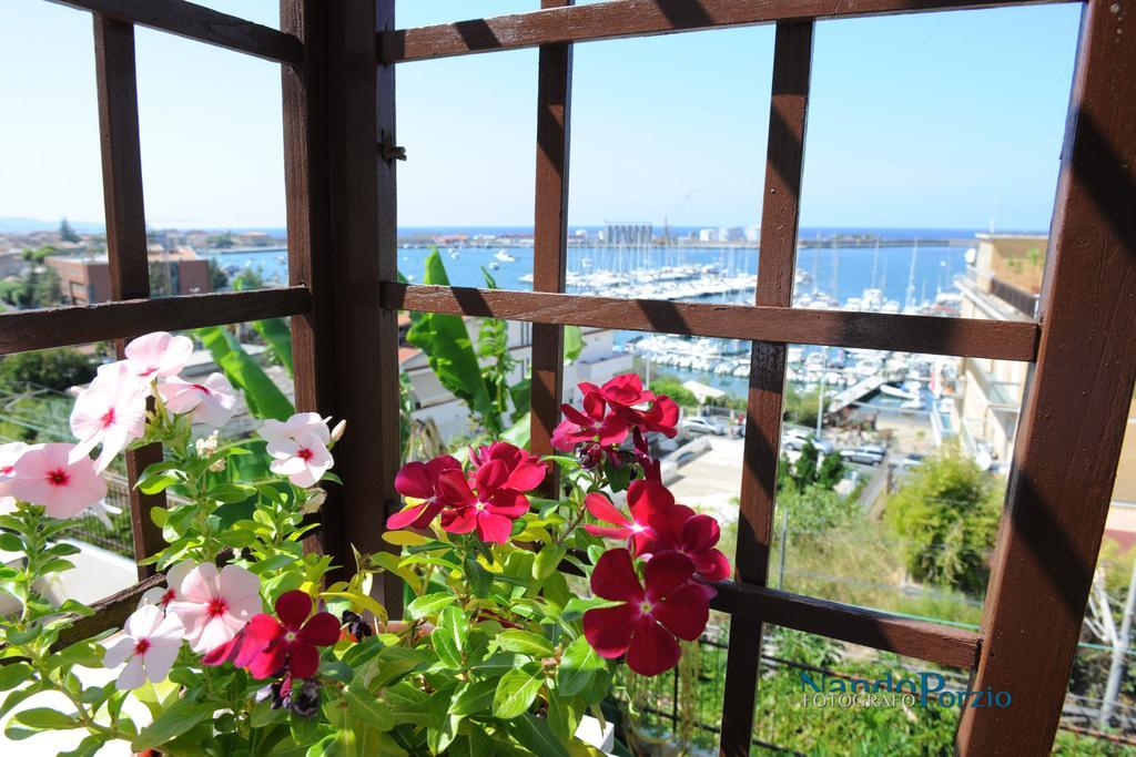 B&B Villa Delle Rondini ヴィボ・バレンティア・マリーナ エクステリア 写真